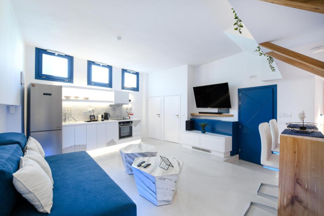 Villa Blue White *