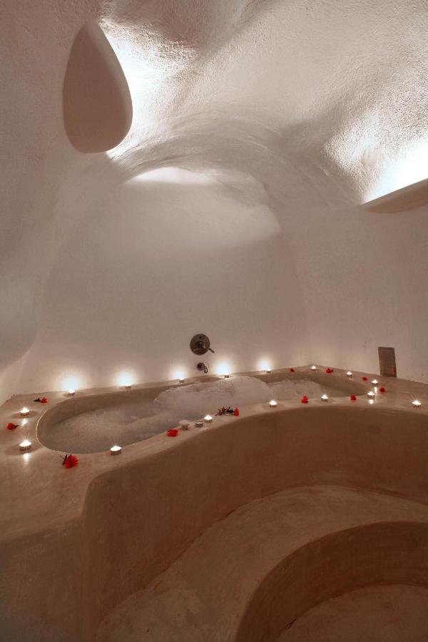 Menias Cave House Oia (Santorini)