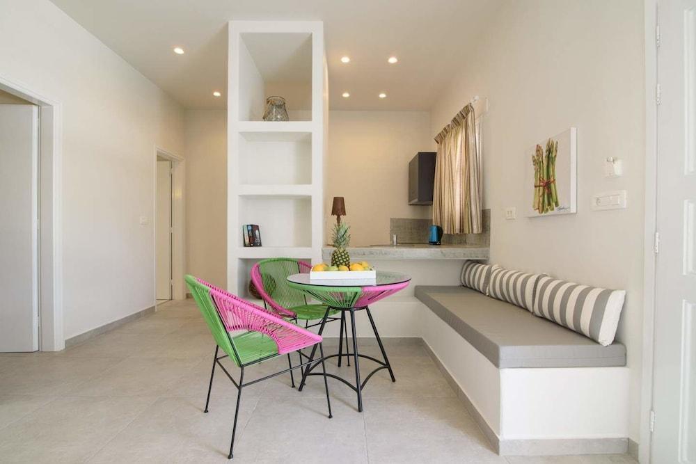 Apartment De_naxia Perissa (Santorini)