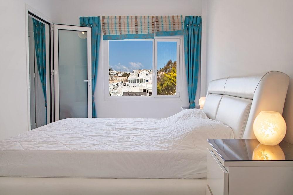 Airth Santorini Suites Firostefani