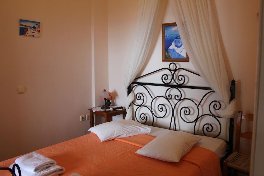 By Thira Fira (Santorini)