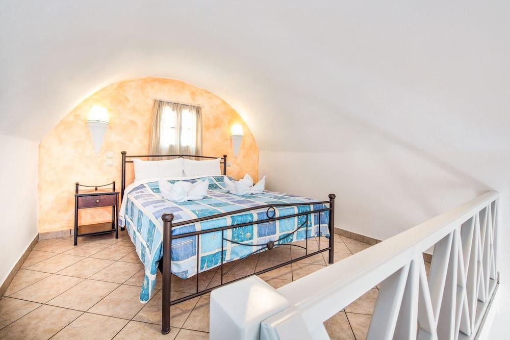 Eleftheria 3* Perivolos (Santorini)