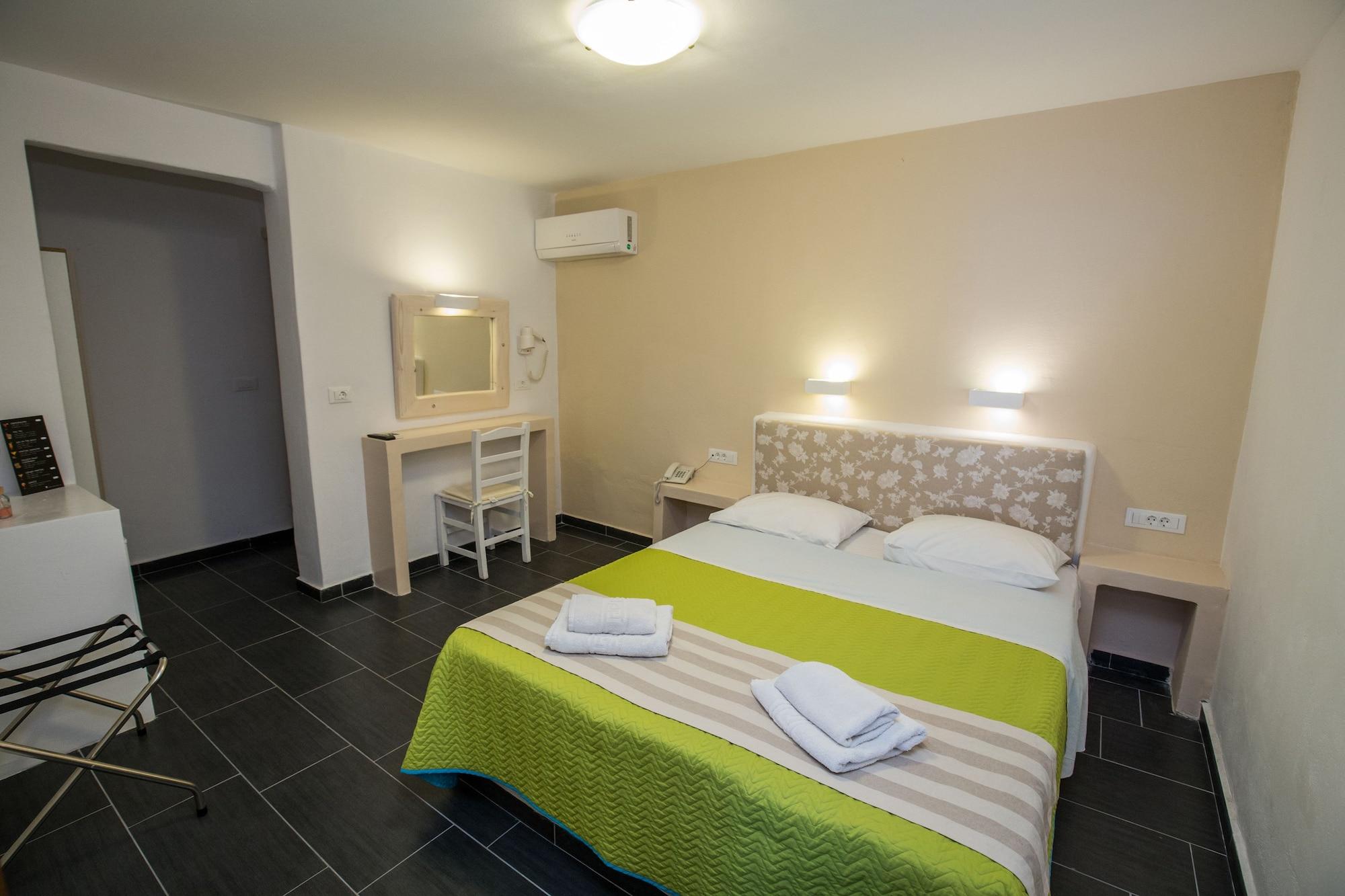 Hotel Omiros Messaria (Santorini)