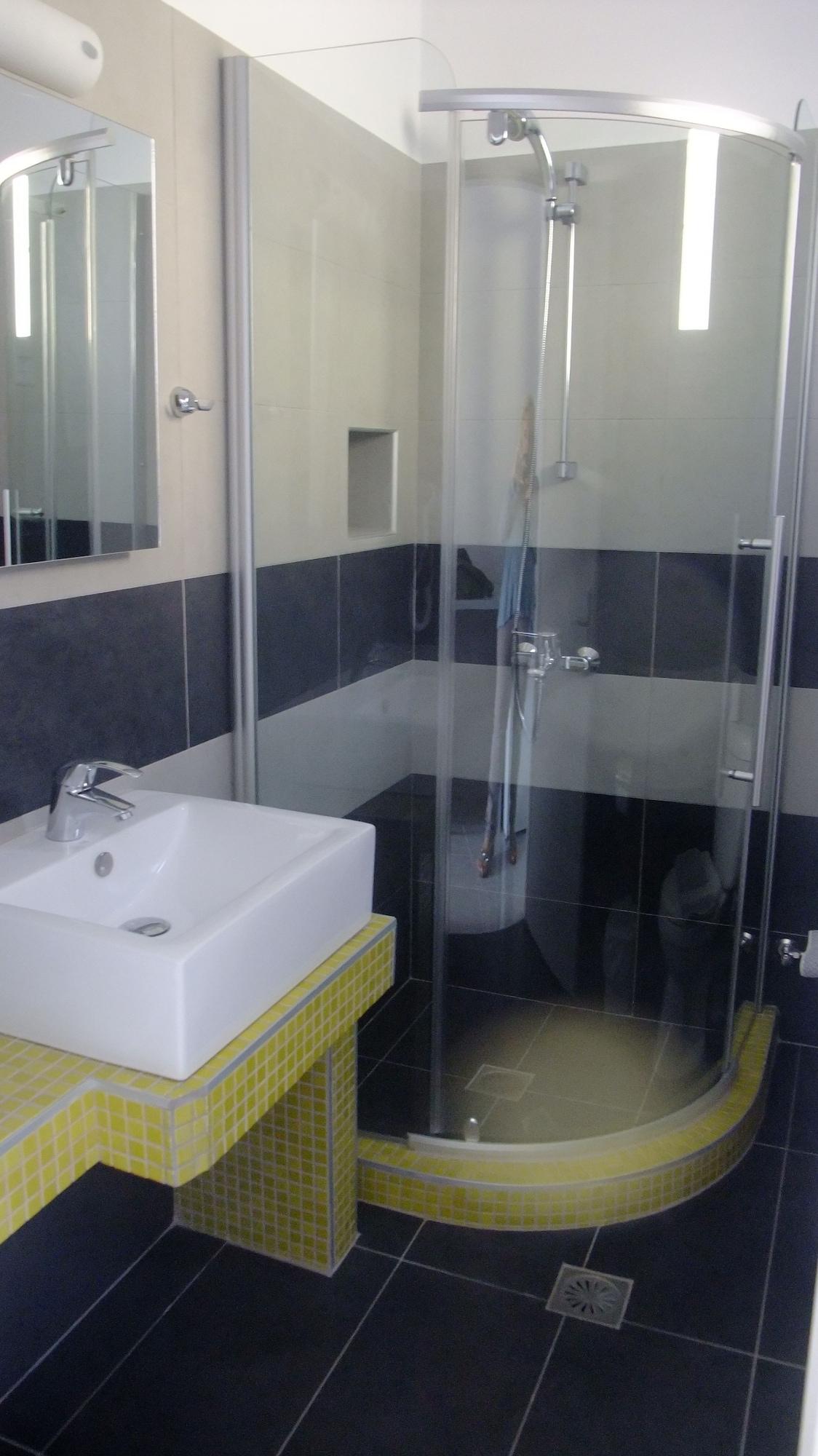 Valvis Aparthotel Perissa (Santorini)
