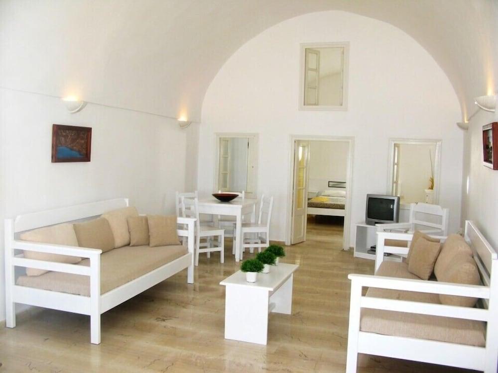 Nomikos Aparthotel 4*