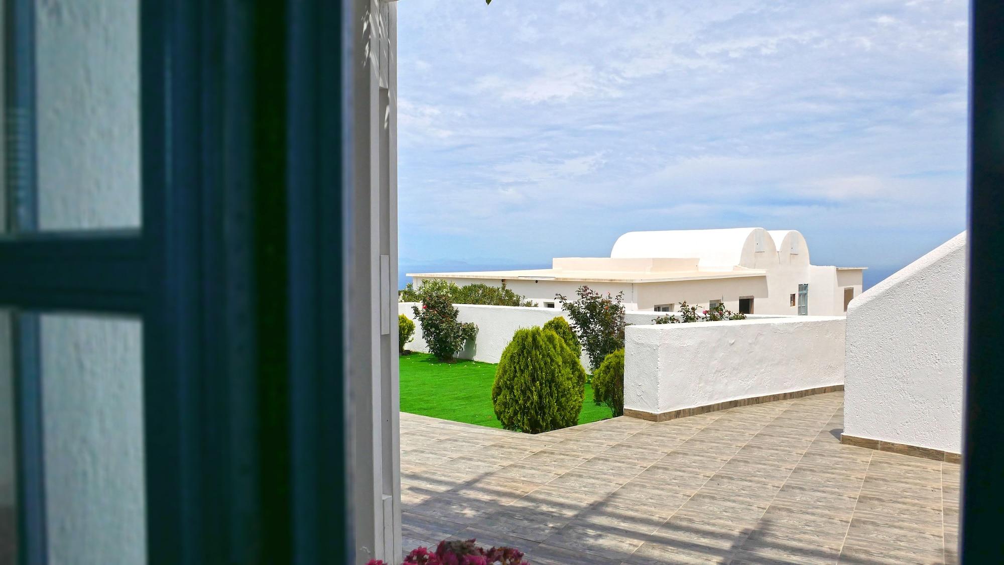 Nautilus Dome 3* Fira (Santorini)