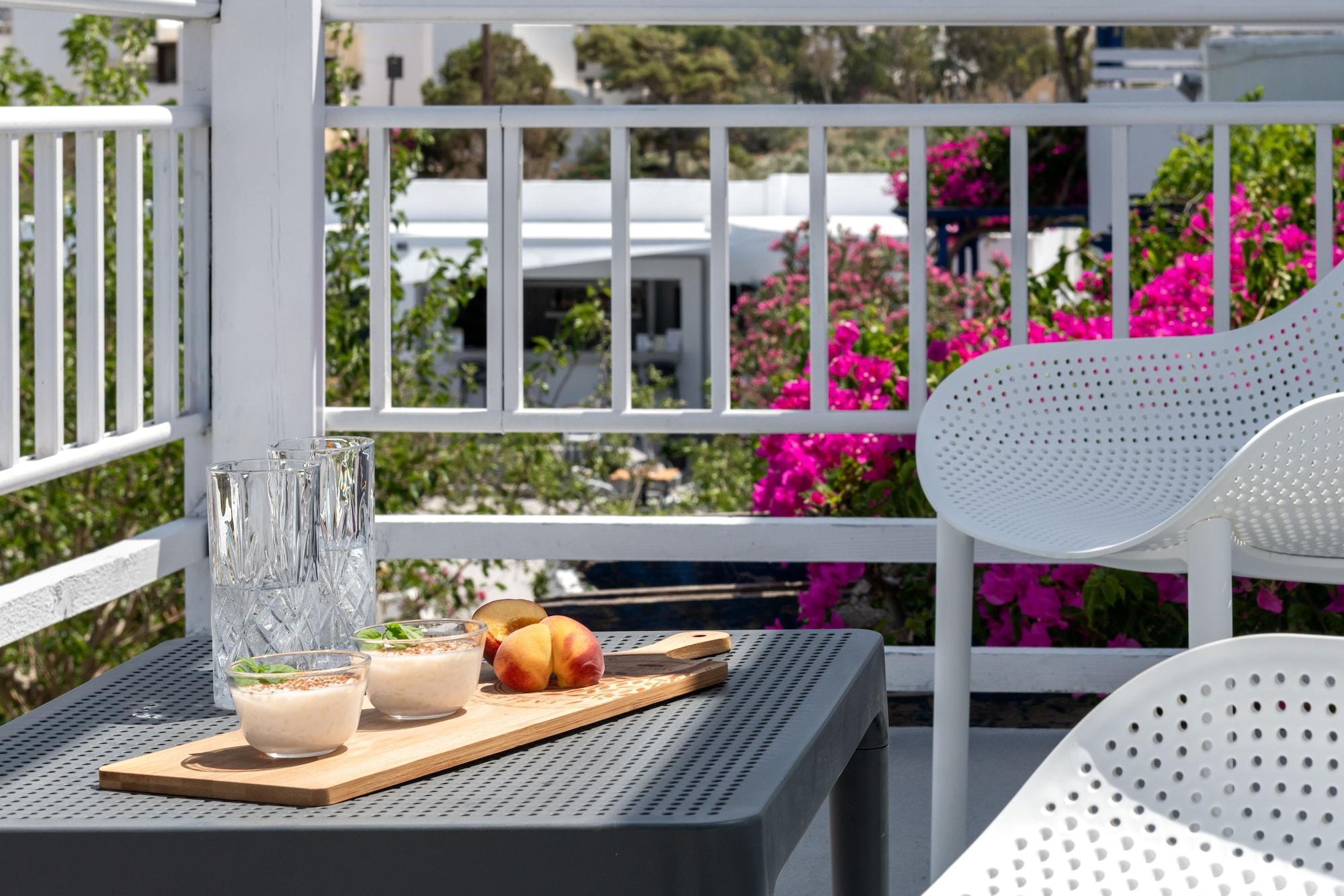 Rivari Santorini Hotel Kamári