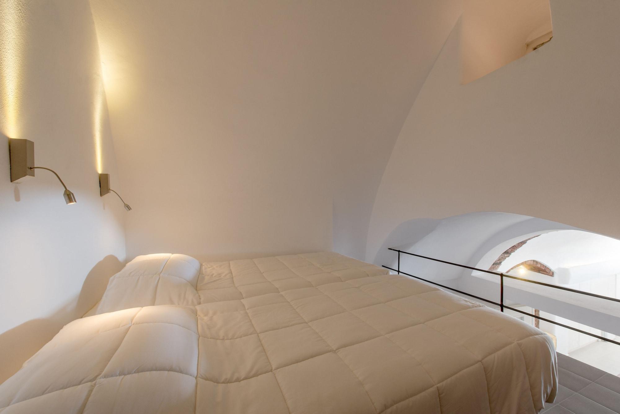 Renos Hotel Fira (Santorini)
