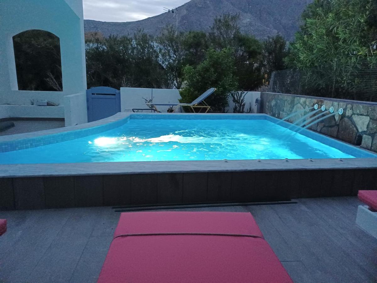 Captain Lazaros Villa: Black With Pool And Sea View Villa Perissa (Santorini)
