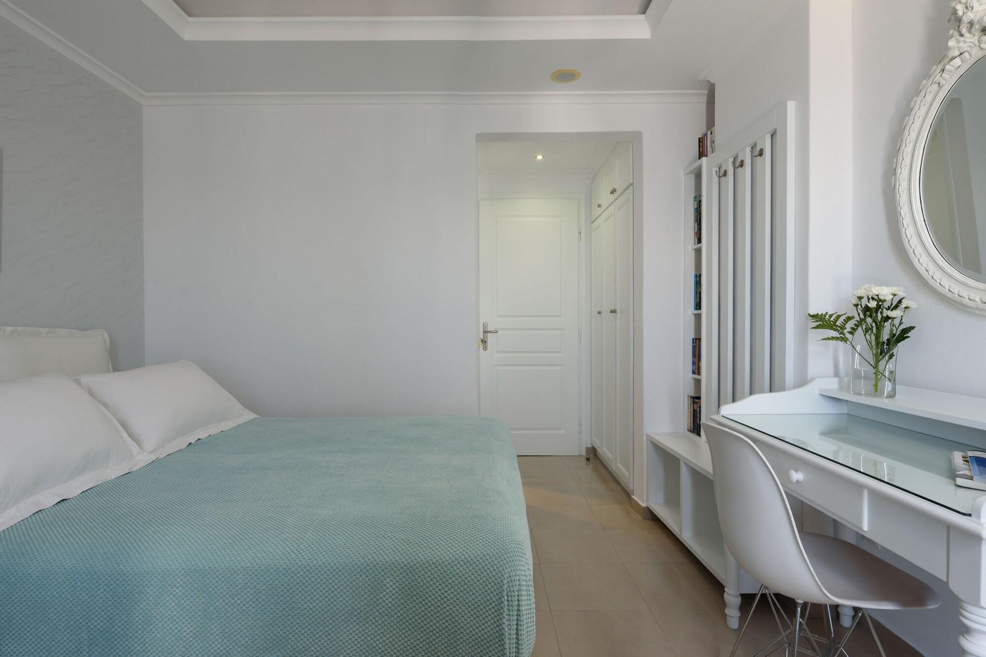 Renos Hotel Fira (Santorini)
