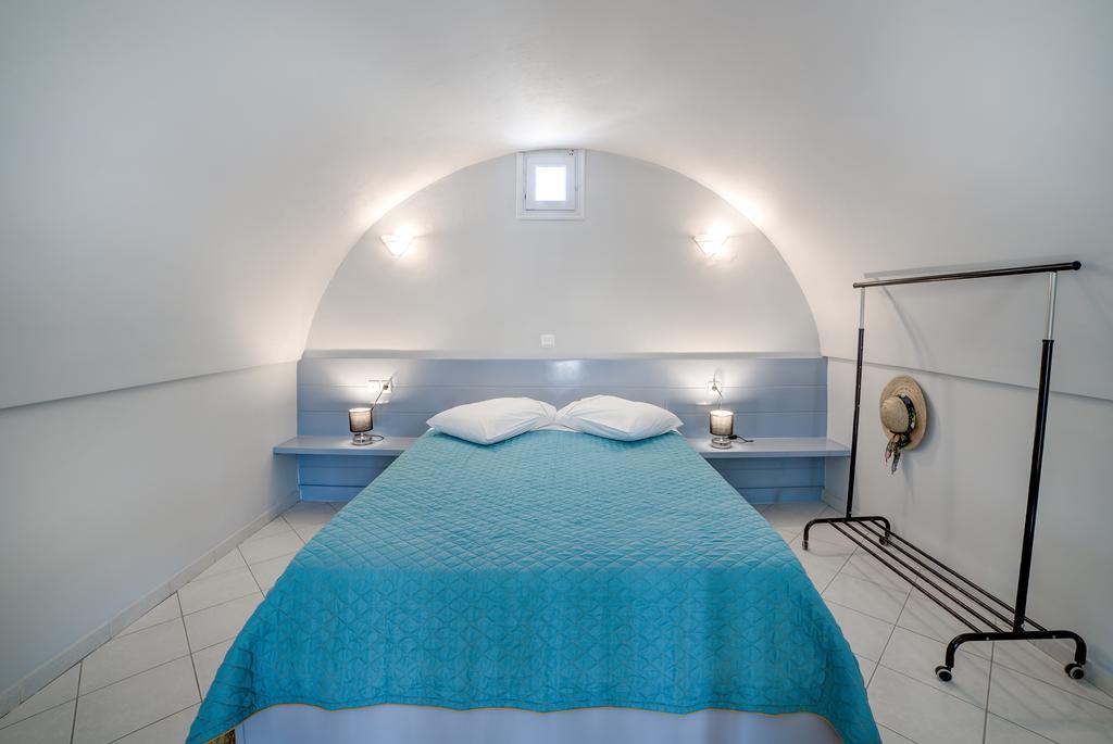 Monolithia Apartment Kamari (Santorini)