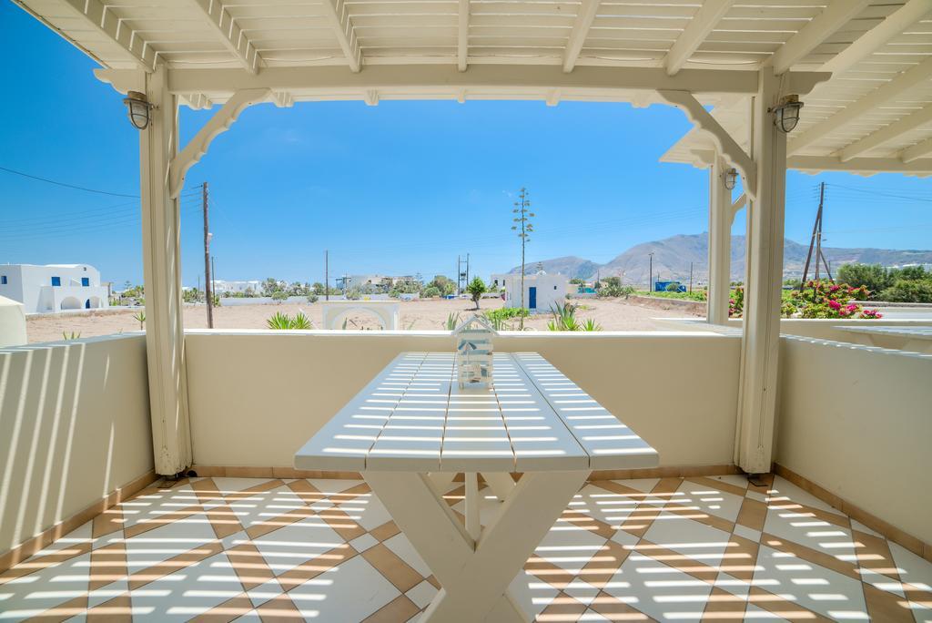 Monolithia Apartment Kamari (Santorini)
