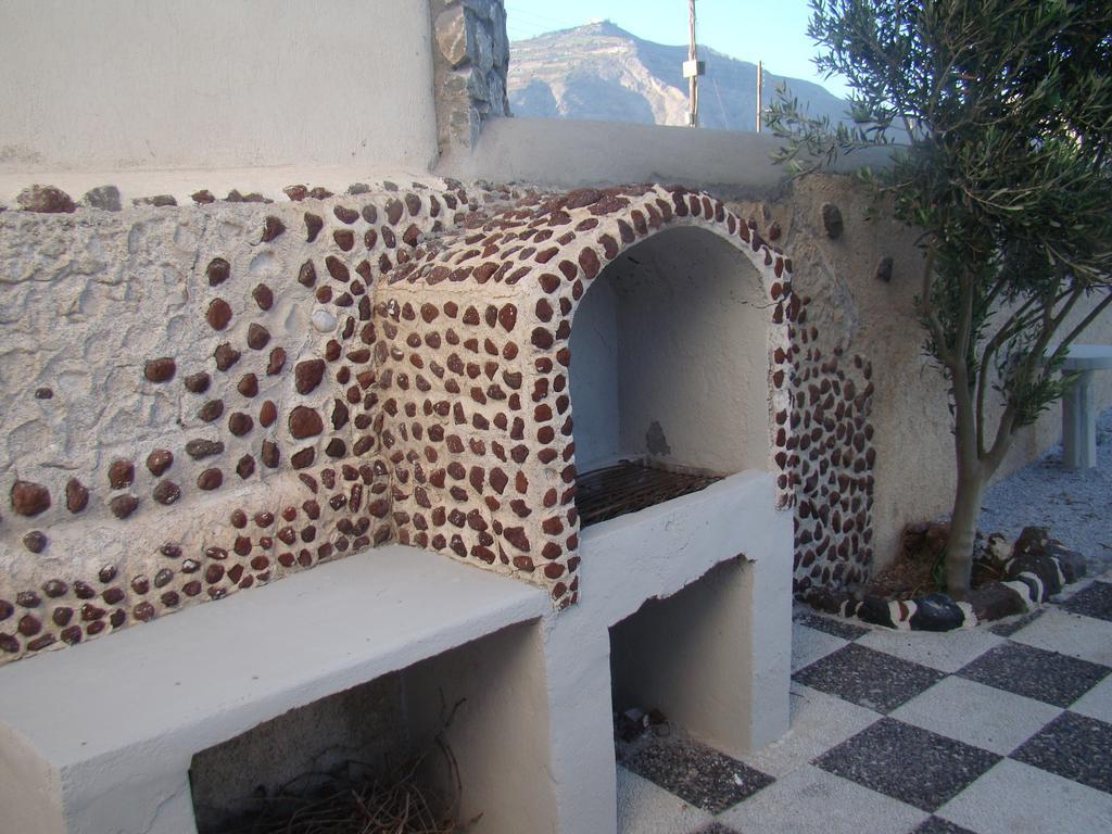 Tonaras & * Perissa