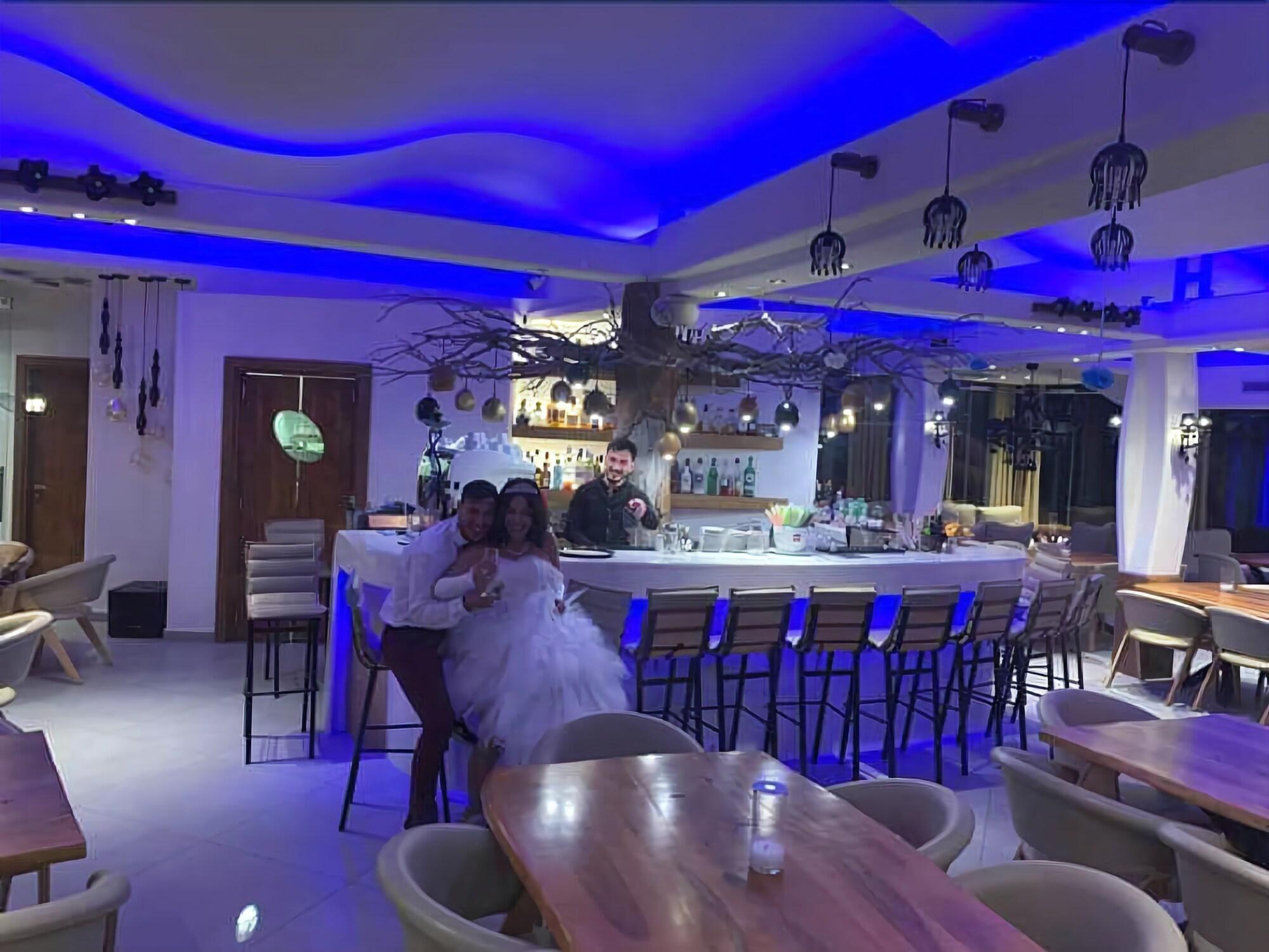 Hotel Manos Karterados (Santorini)