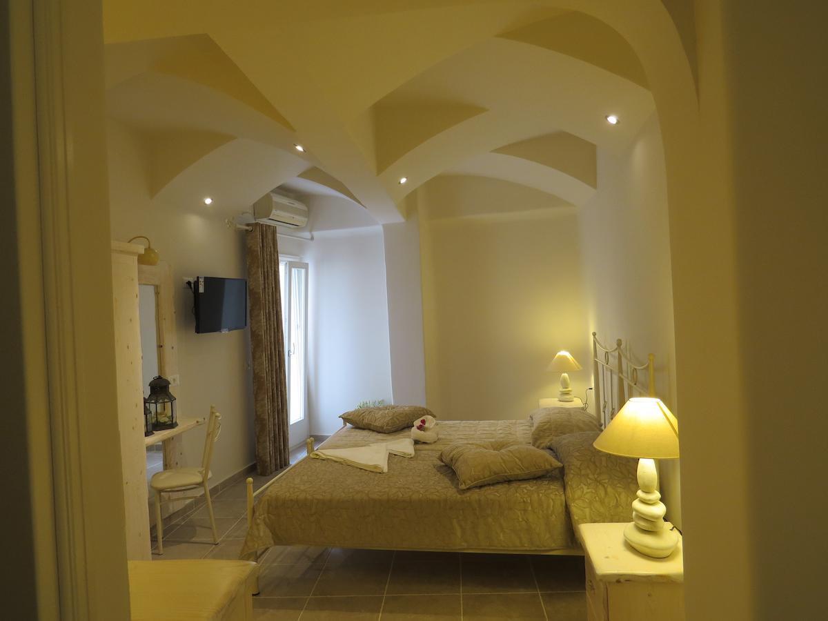Manos Karterados (Santorini)