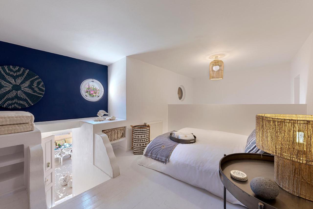 Coat Of Arms Mansion Villa Fira (Santorini)