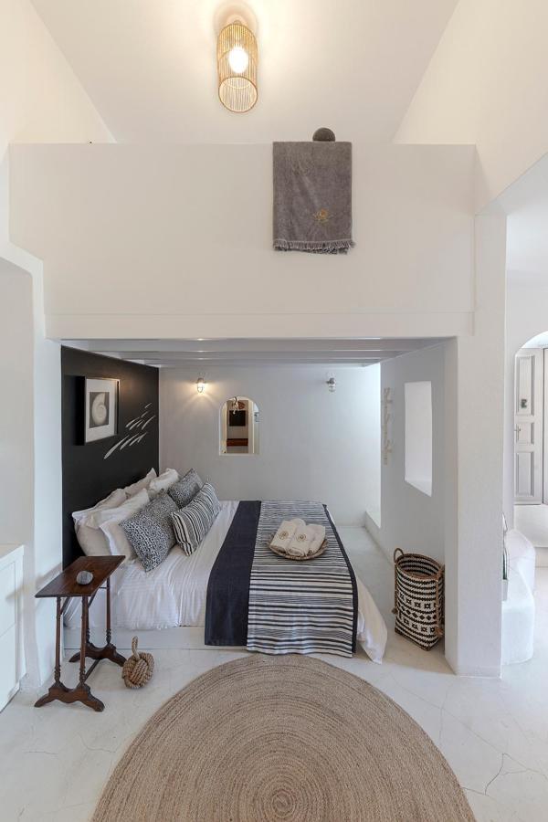 Coat Of Arms Mansion * Fira (Santorini)