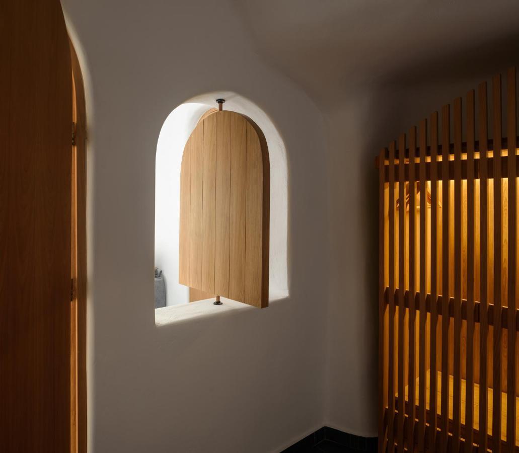 Lotus Cave Hotel *