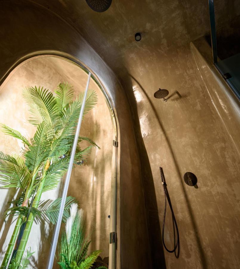 Hotel Lotus Cave *