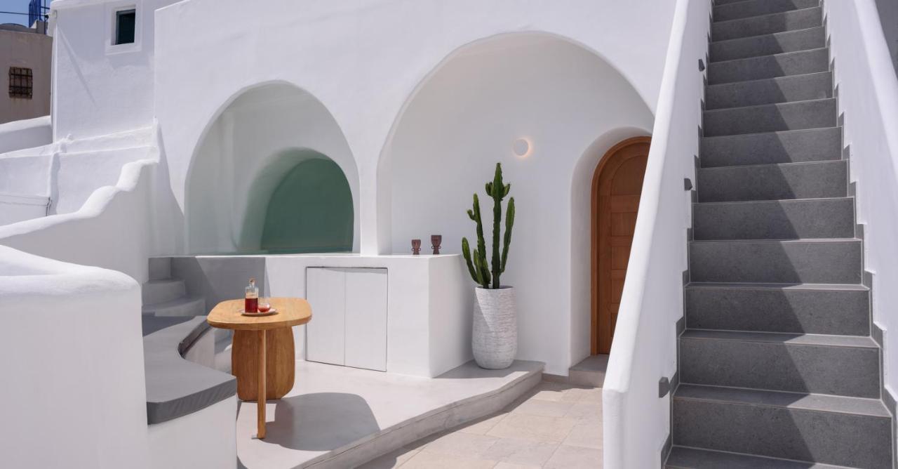 Lotus Cave Fira (Santorini)