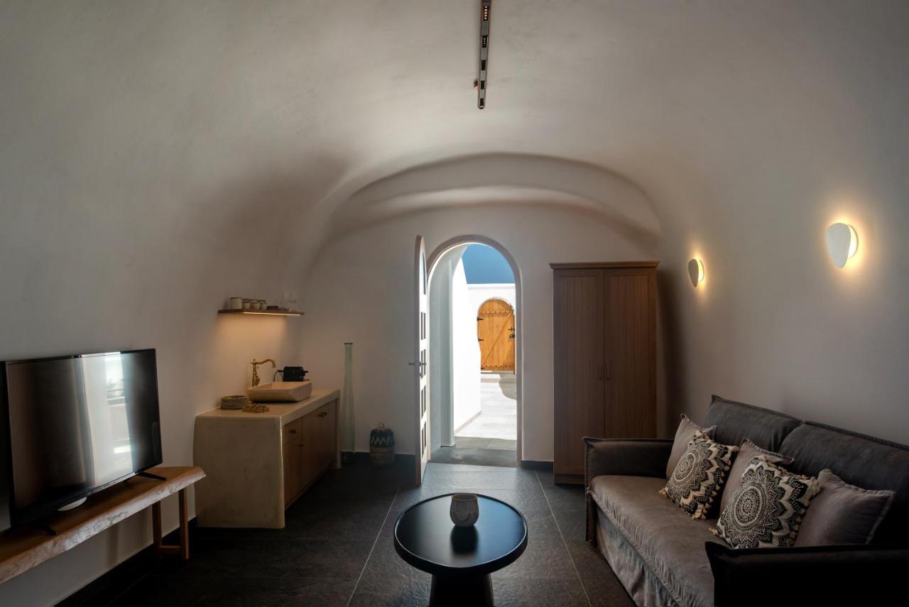Lotus Cave * Fira (Santorini)