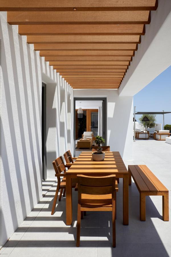 Kamini Santorini *