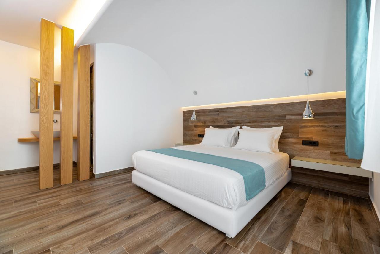 Deluxe Santorini Hotel