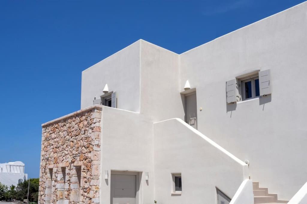 In The Heart Of & Free Pool - Nychteri Fira (Santorini)