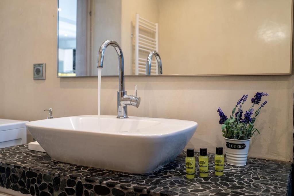 In The Heart Of & Free Pool - Nychteri Apartment
