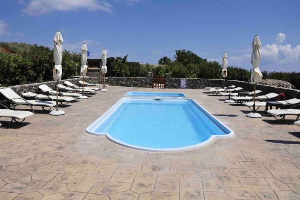 In The Heart Of & Free Pool - Nychteri Fira (Santorini)