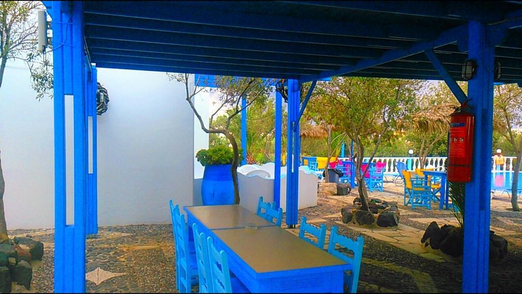 Studios Apartments Perivolos 3*