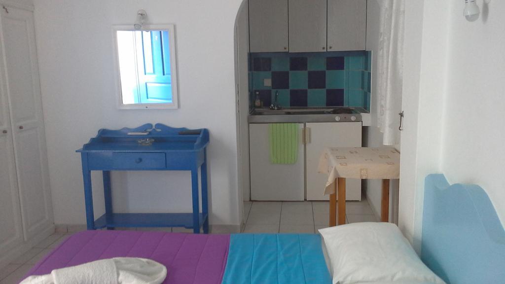 Studios Apartments Perivolos 3*