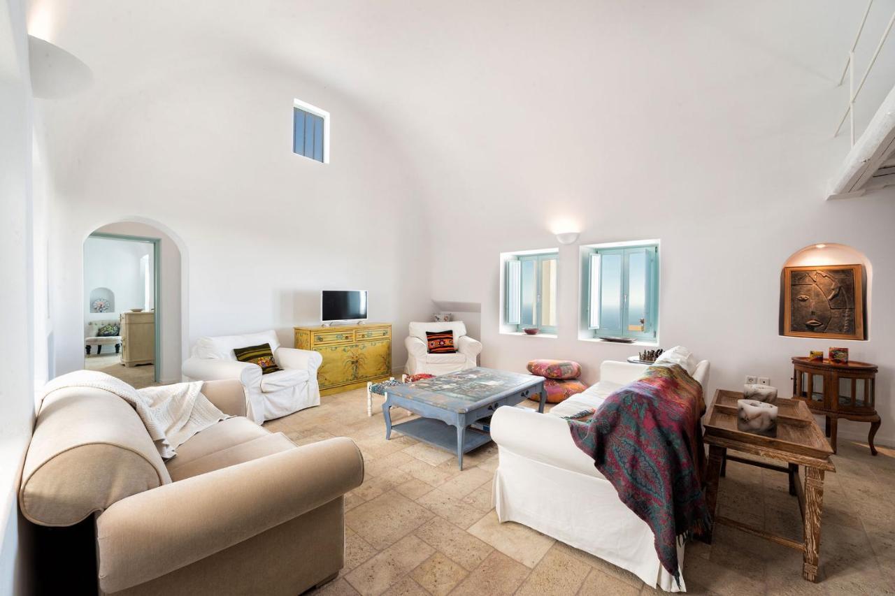 Villa Sleeps8-parking-garden-pool-sunsets-barbeque Emporio (Santorini)