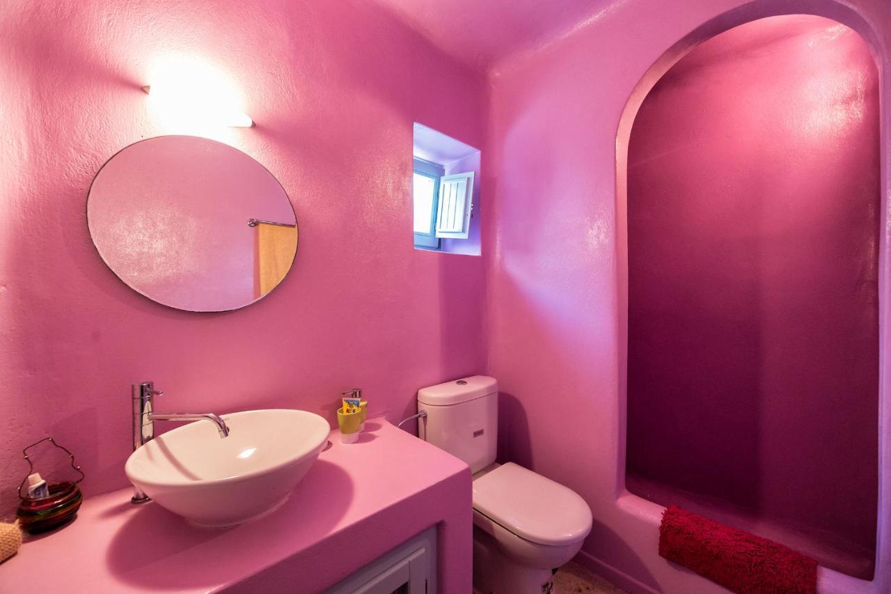 Sleeps8-parking-garden-pool-sunsets-barbeque *
