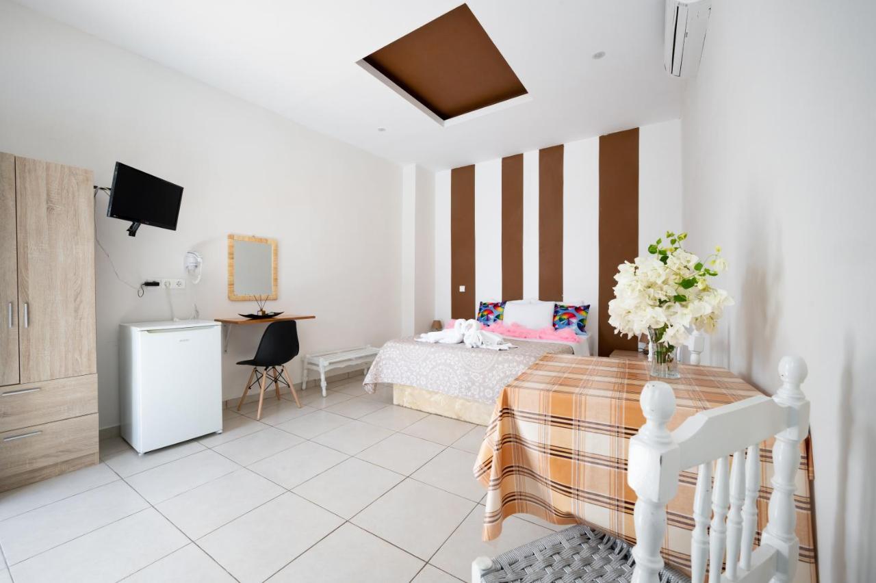 Thirasia Hotel
