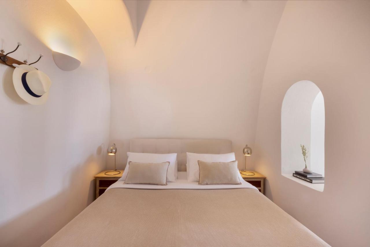 Bluedome Cavehouses By Otium * Oía