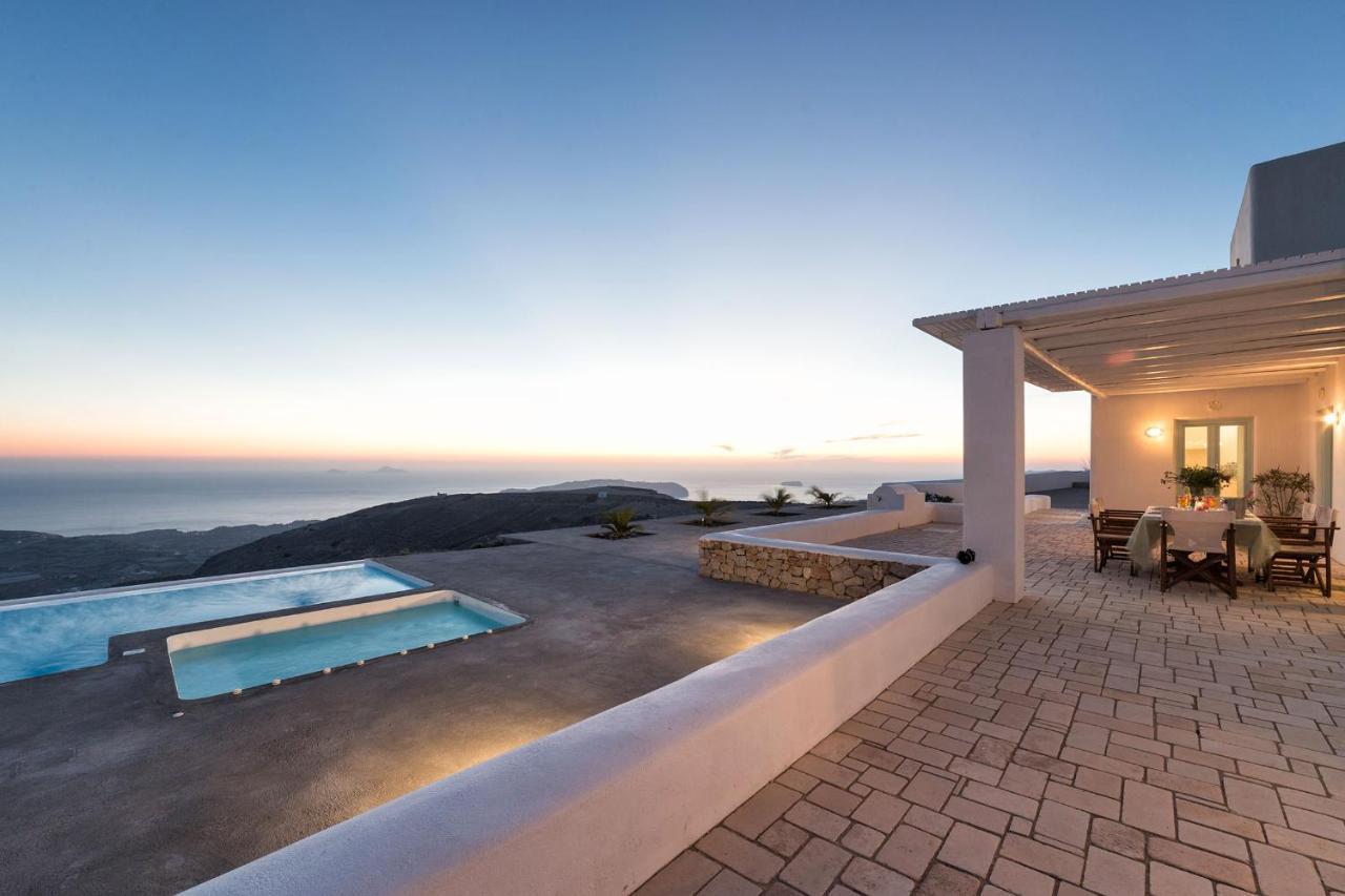 Villa Sleeps8-parking-garden-pool-sunsets-barbeque Emporio (Santorini)