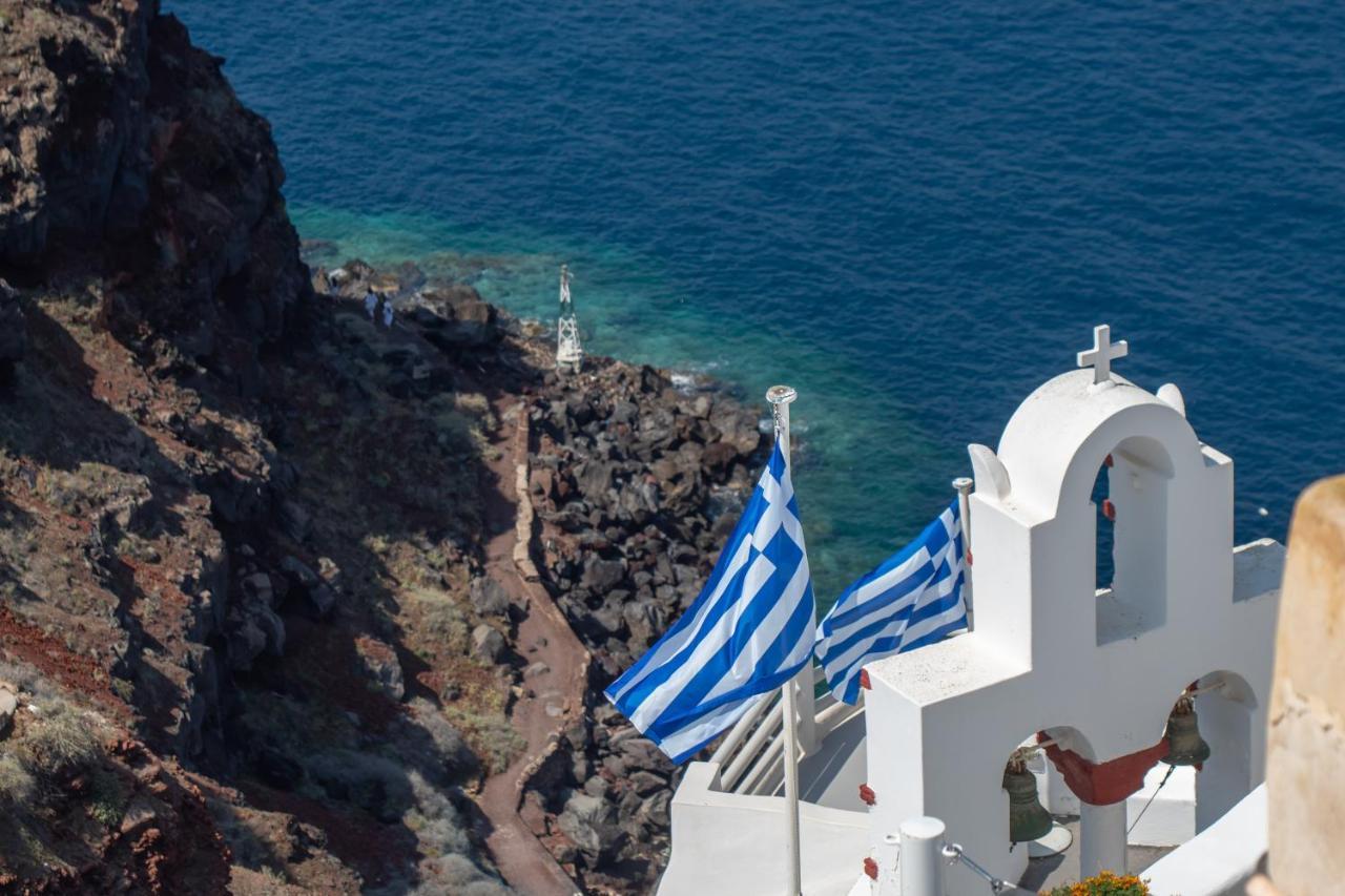 Ariadni Cave In * Oia (Santorini)