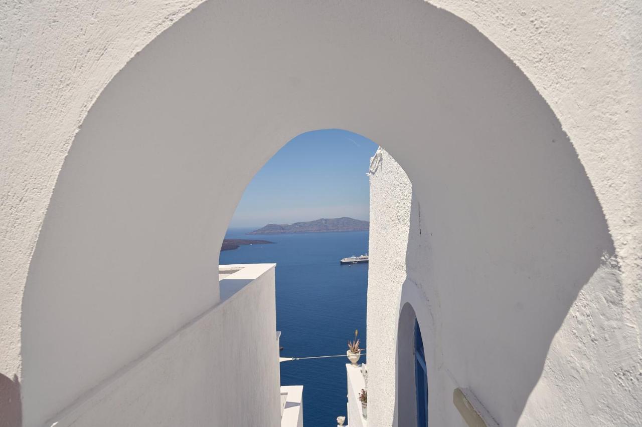 Amphitheater Cave Aparthotel Fira (Santorini)