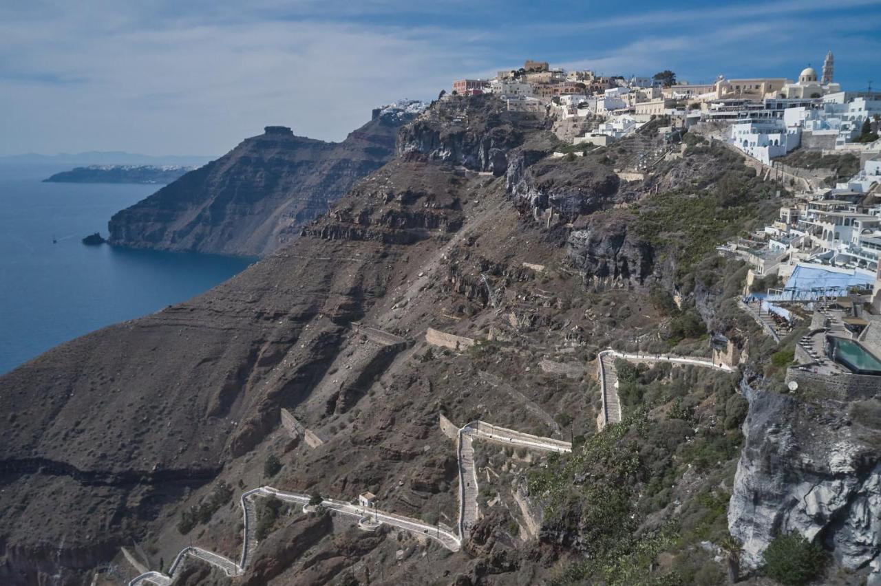 Amphitheater Cave Aparthotel Fira (Santorini)