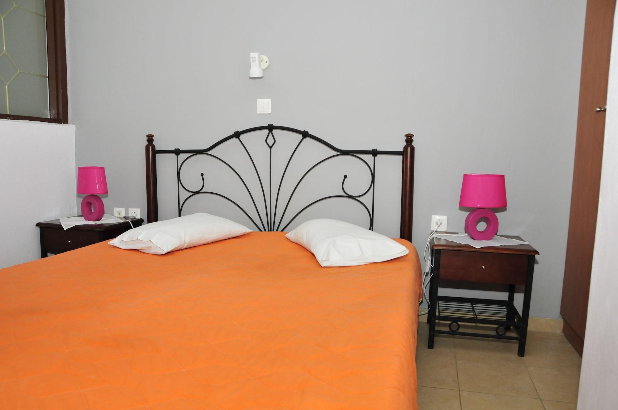 Anessis Fira (Santorini)