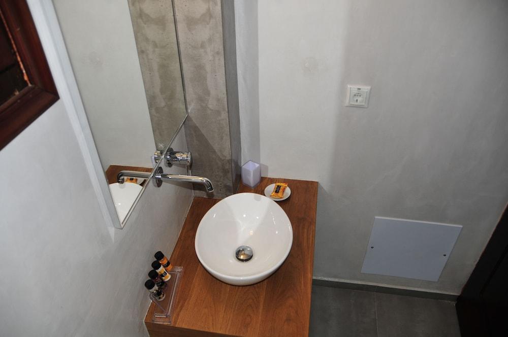 Anessis Aparthotel