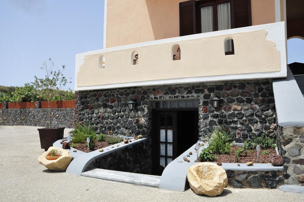 Anessis Aparthotel