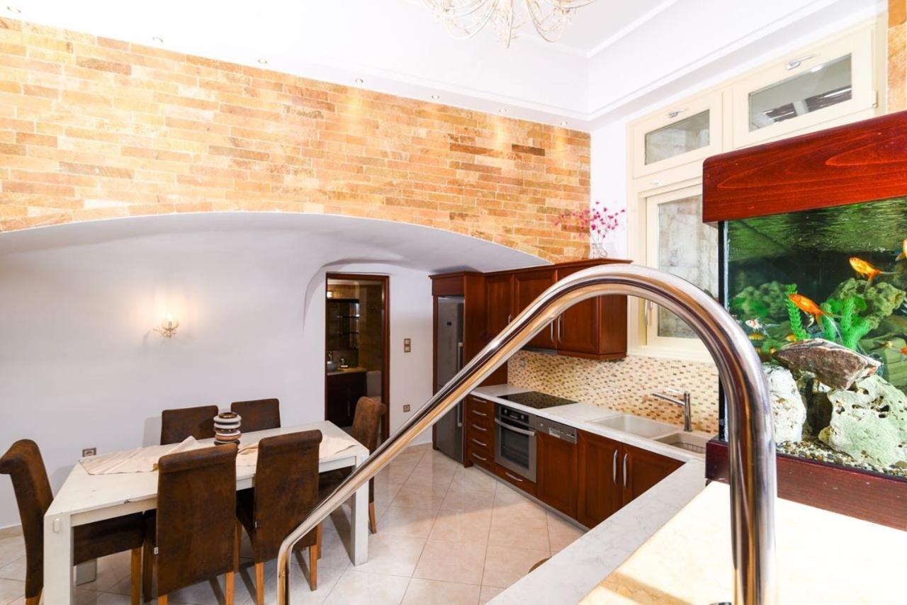 Family Villa Shs Fira Santorini Villa