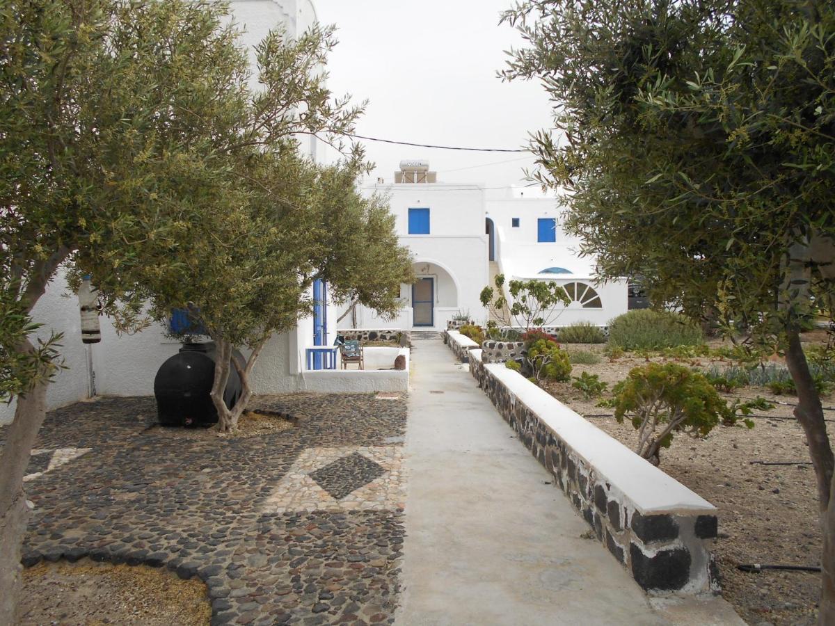 The Three Anchors Emporio (Santorini)
