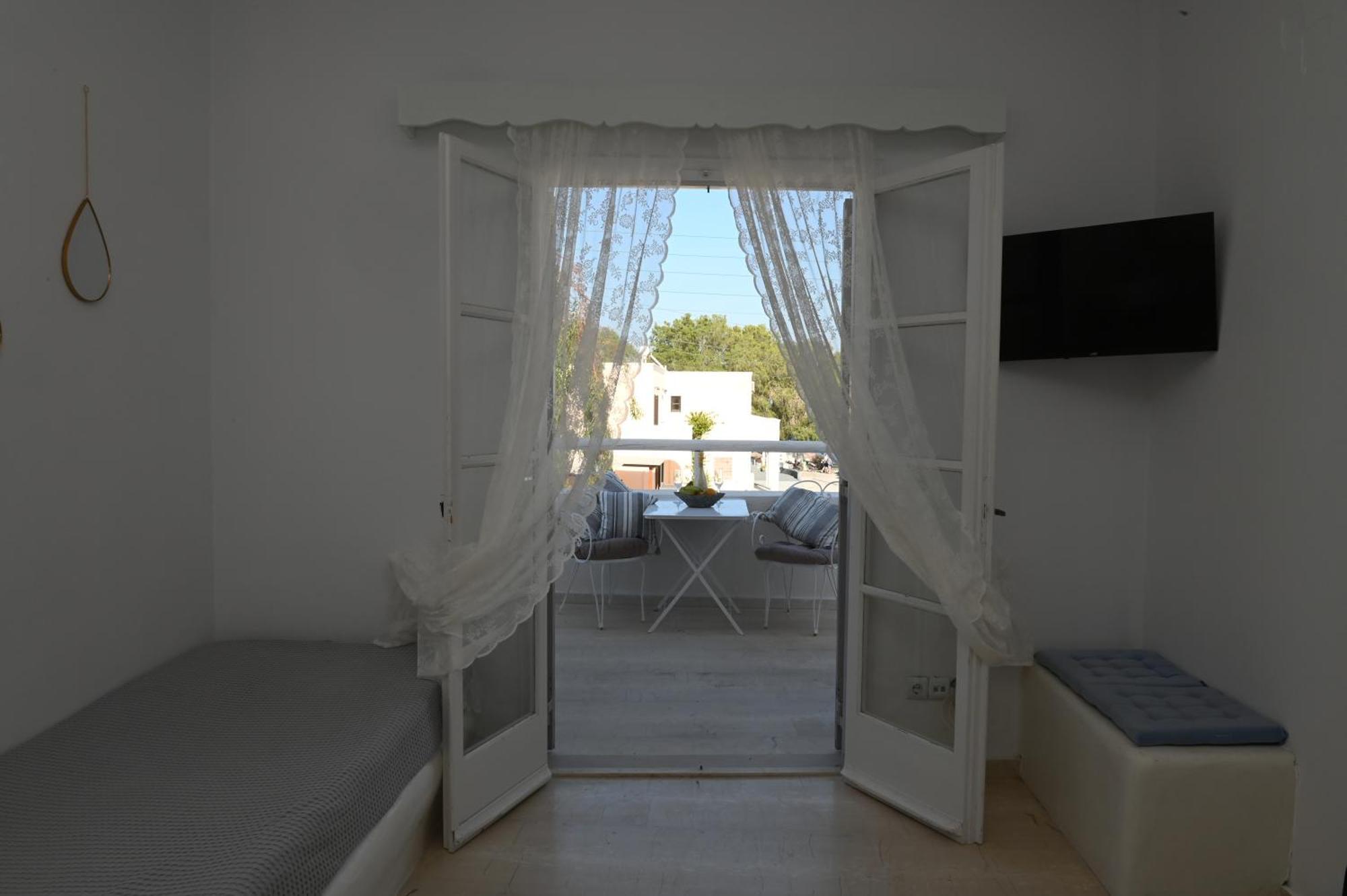 Maina Aparthotel *