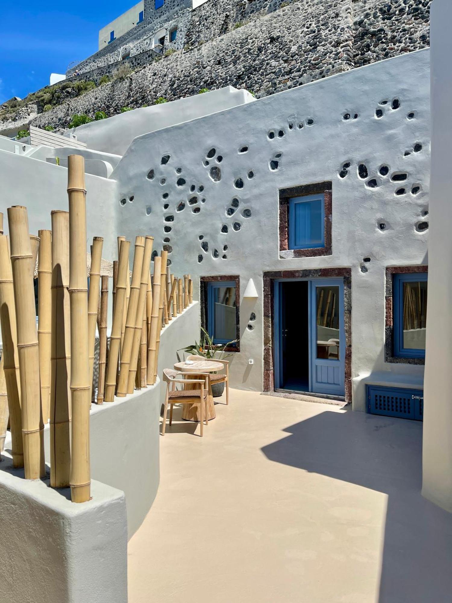 Luna Santorini * Pýrgos