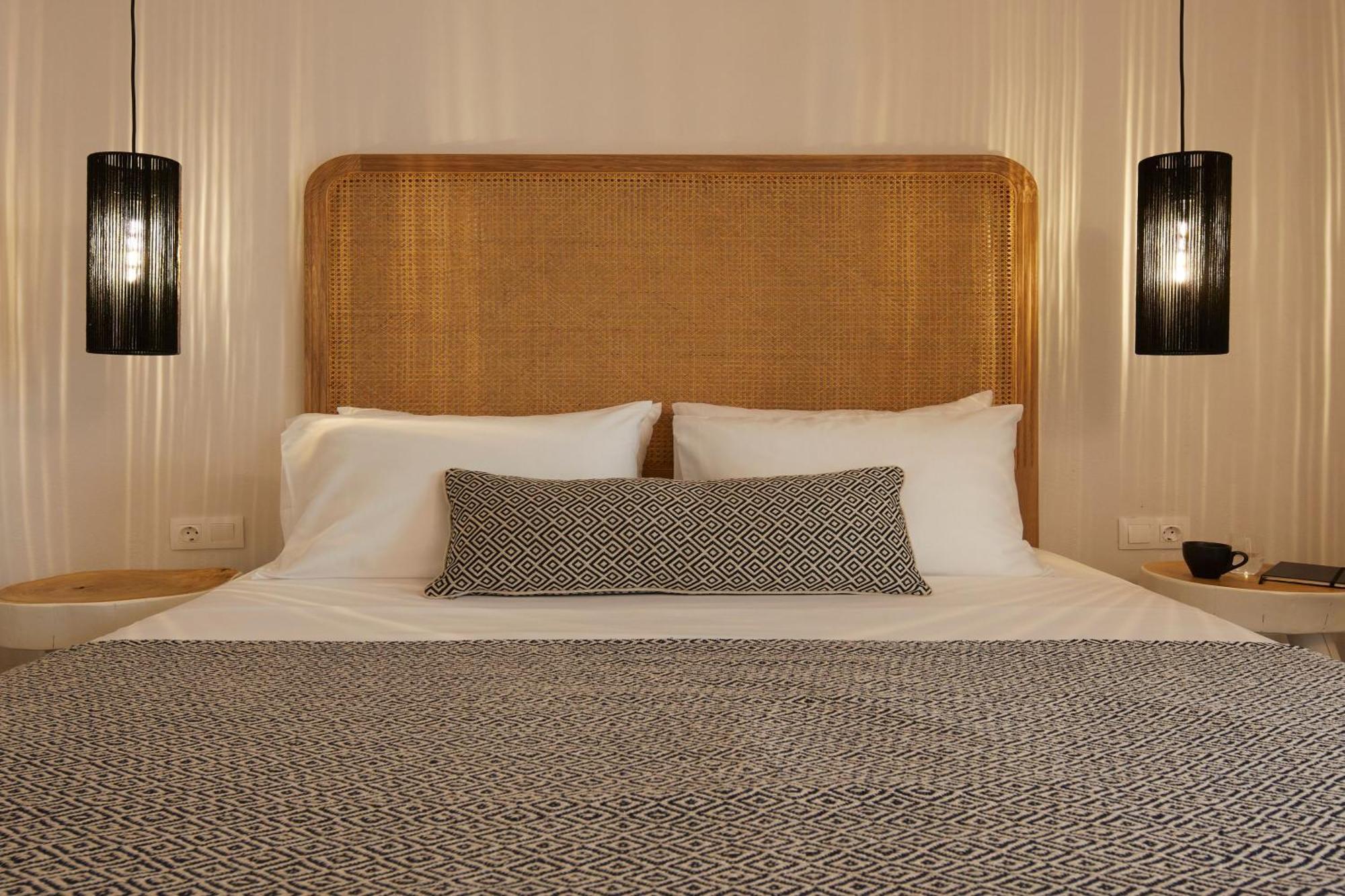 Arxegono Cave Santorini Hotel