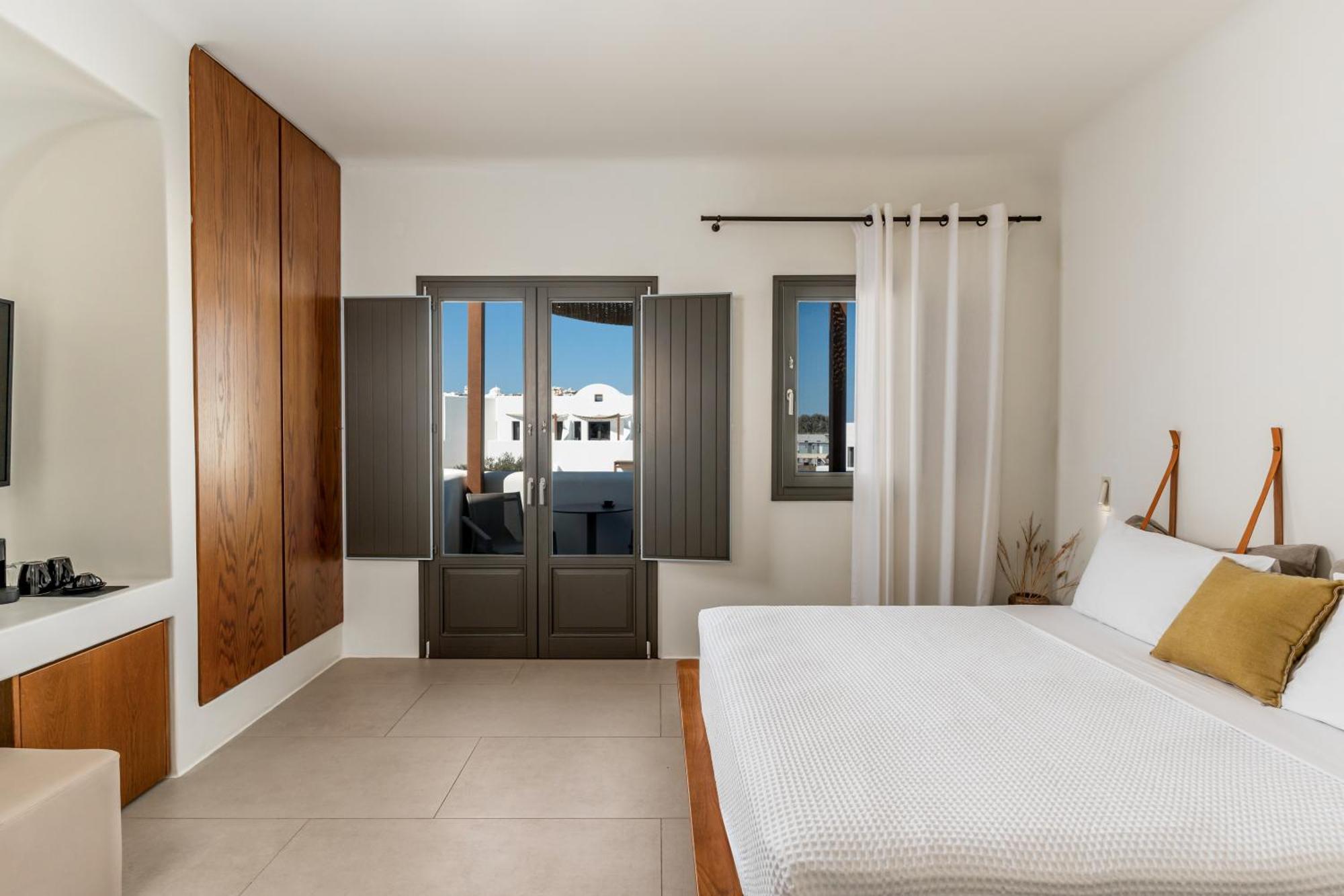Orama & Hotel Fira (Santorini)