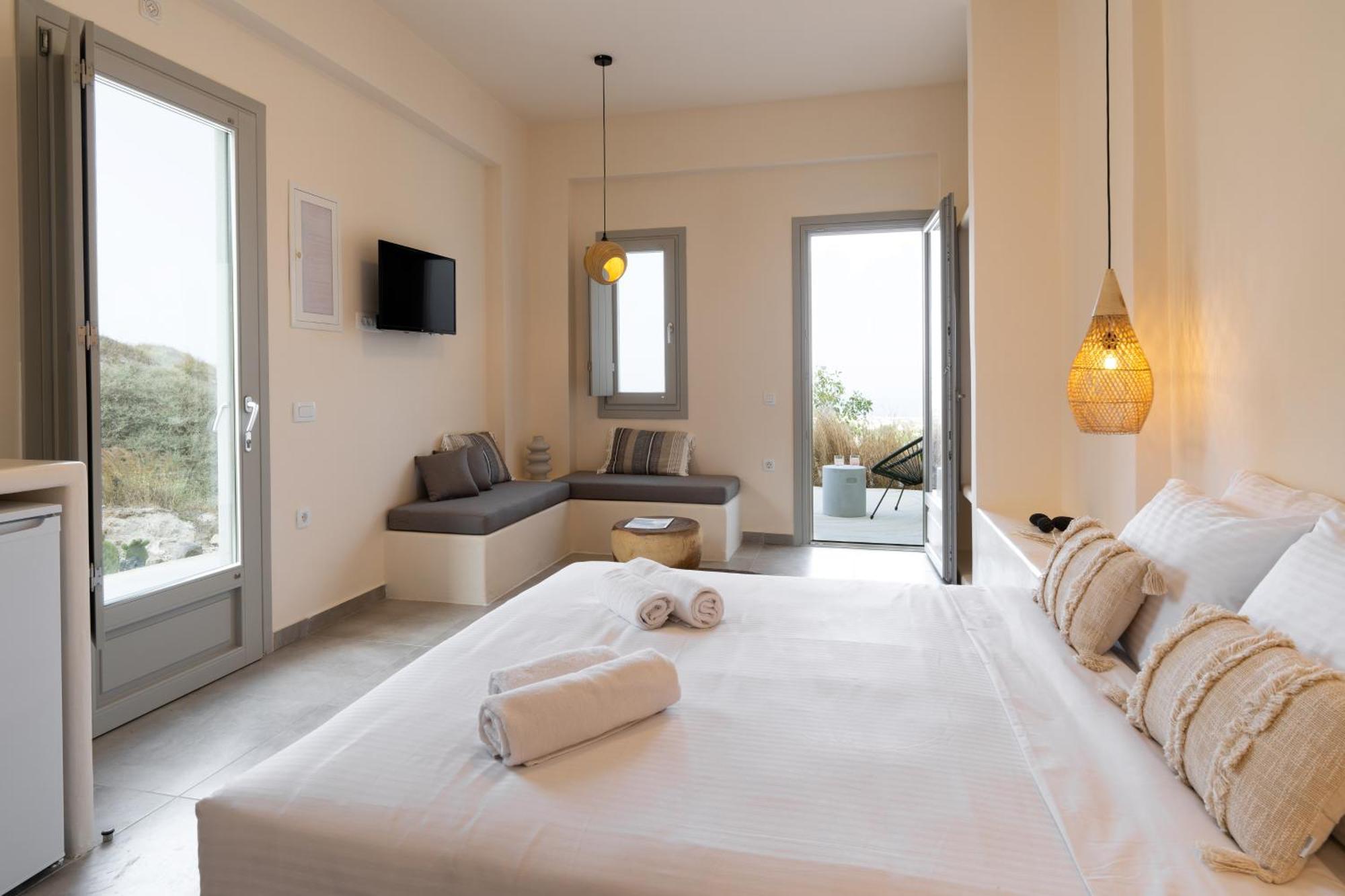 Maeva Santorini Pýrgos